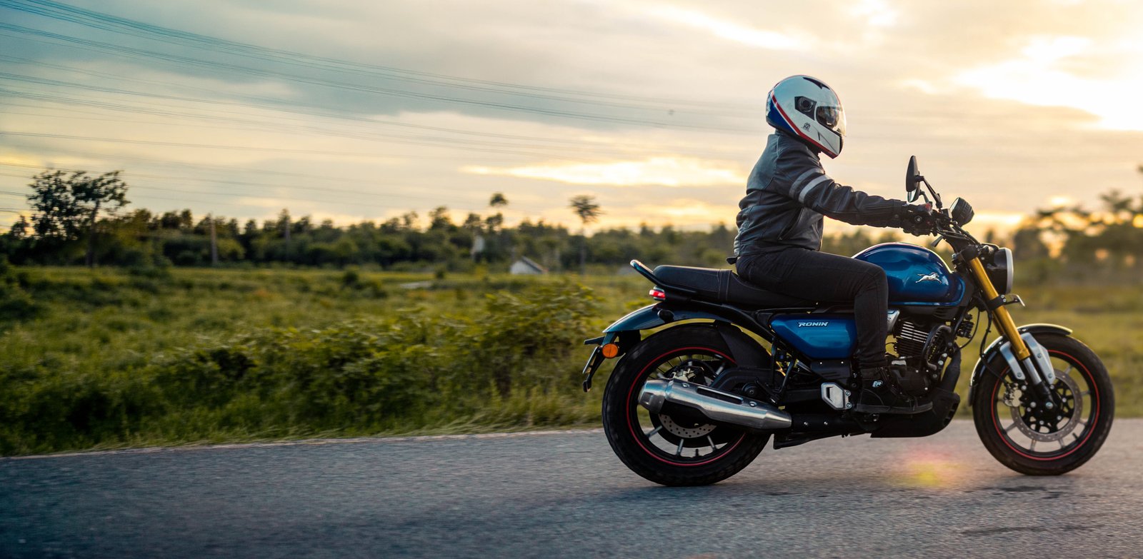 motocicketa TVS en movimiento sobre un camino